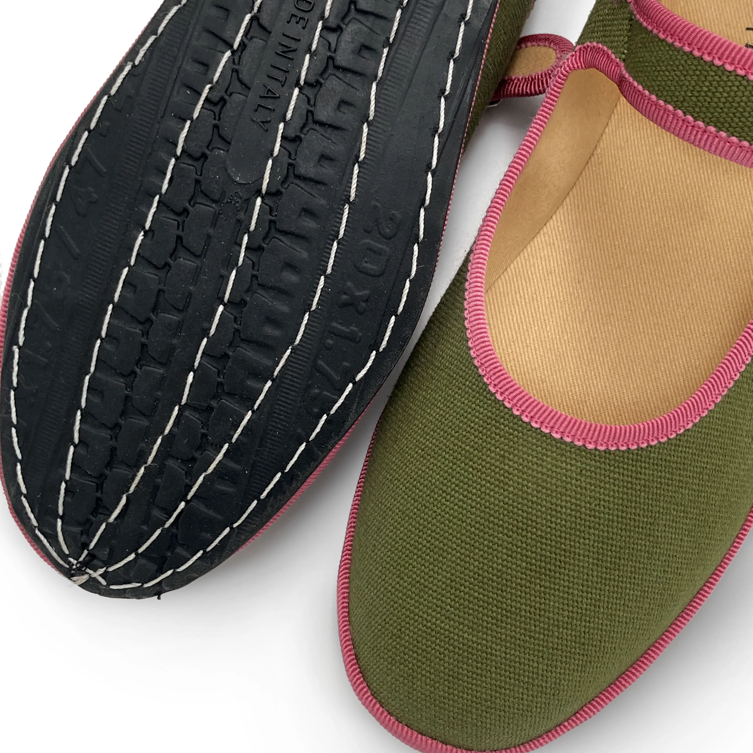 Ballerine friulane Mary Jane in cotone verdi oliva e dettagli rosa - Image 3