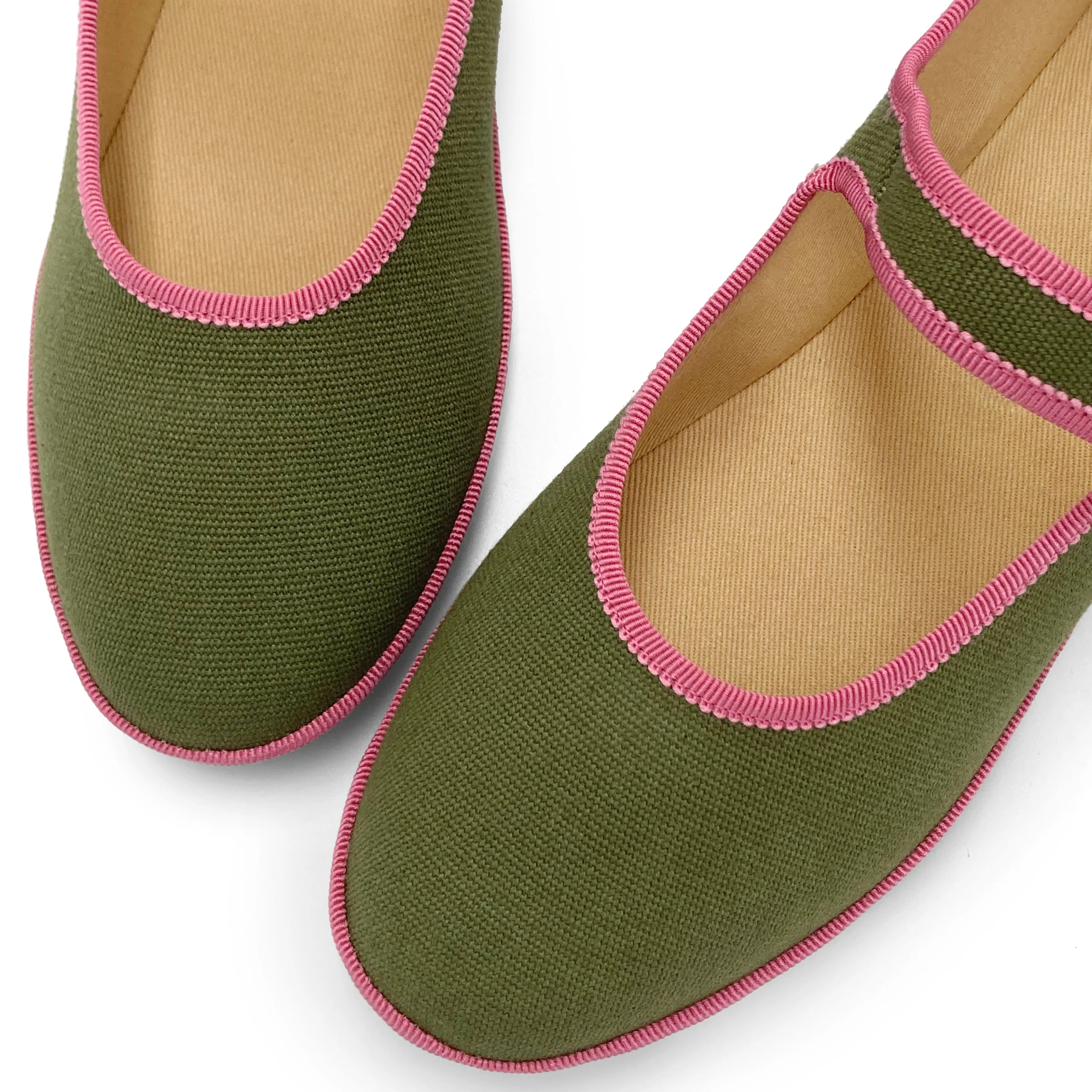Ballerine friulane Mary Jane in cotone verdi oliva e dettagli rosa - Image 5