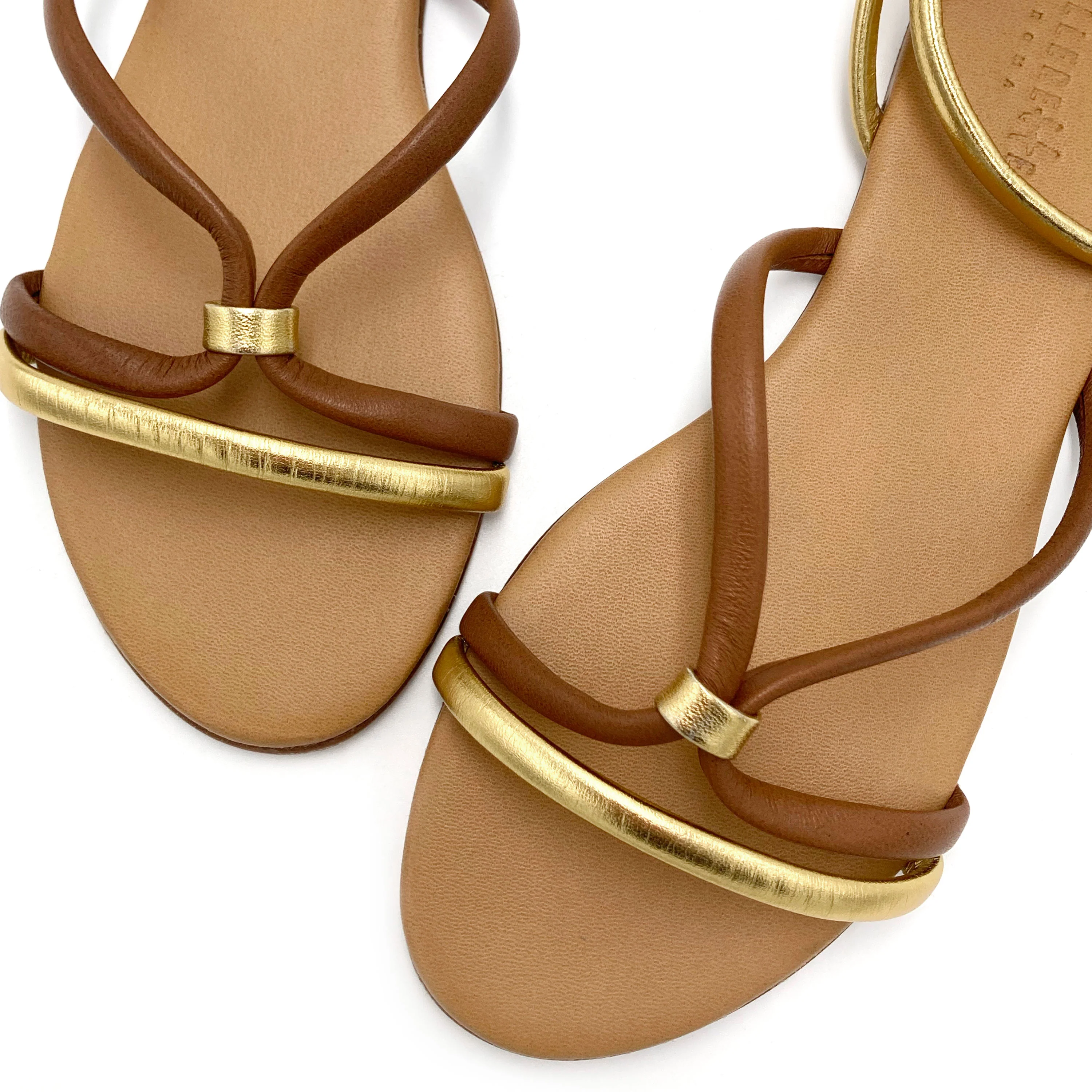 Sandali bassi intrecciati in pelle cuoio e oro - Image 3