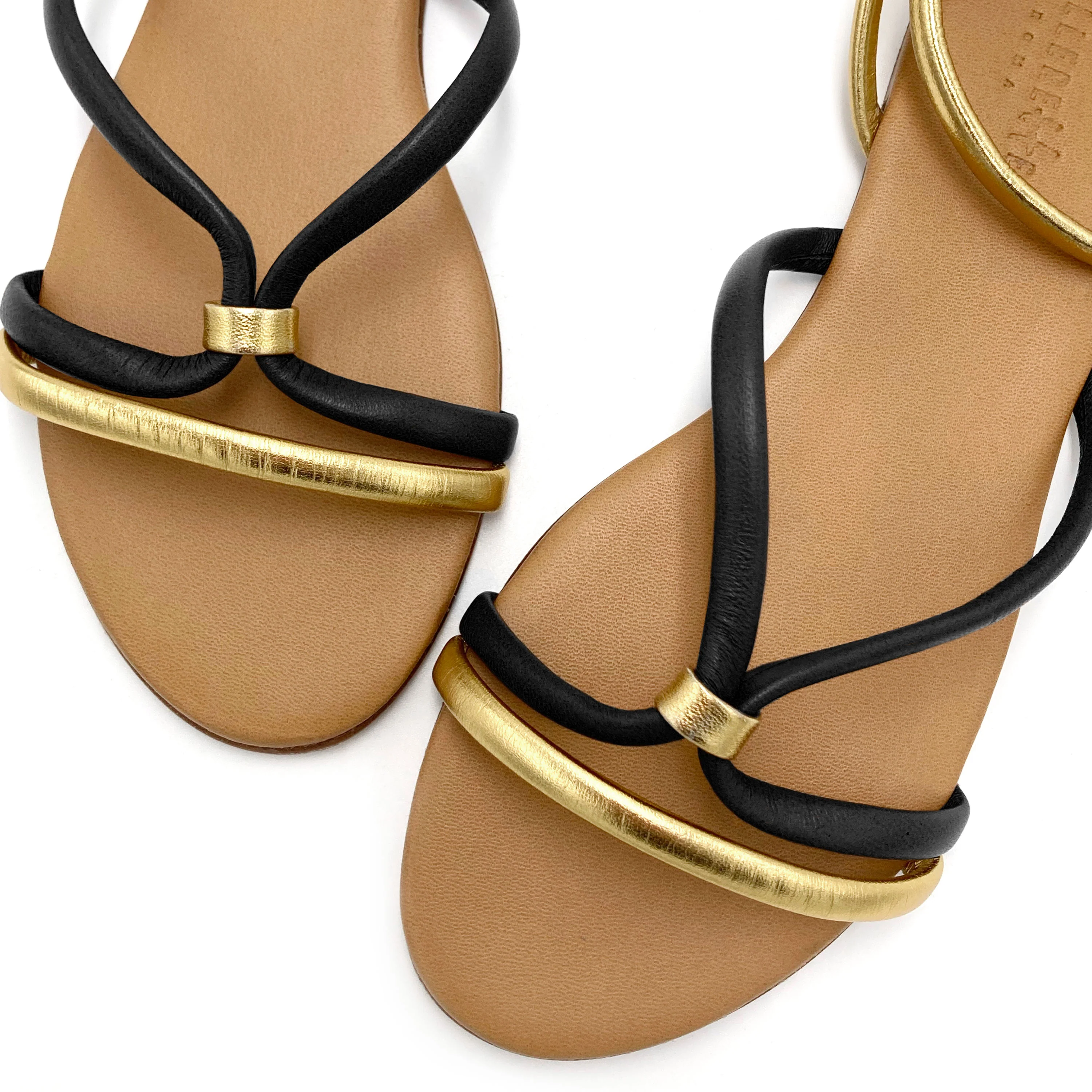 Sandali bassi intrecciati in pelle neri e oro - Image 3